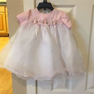 Beautiful pick and white dress 12 months.